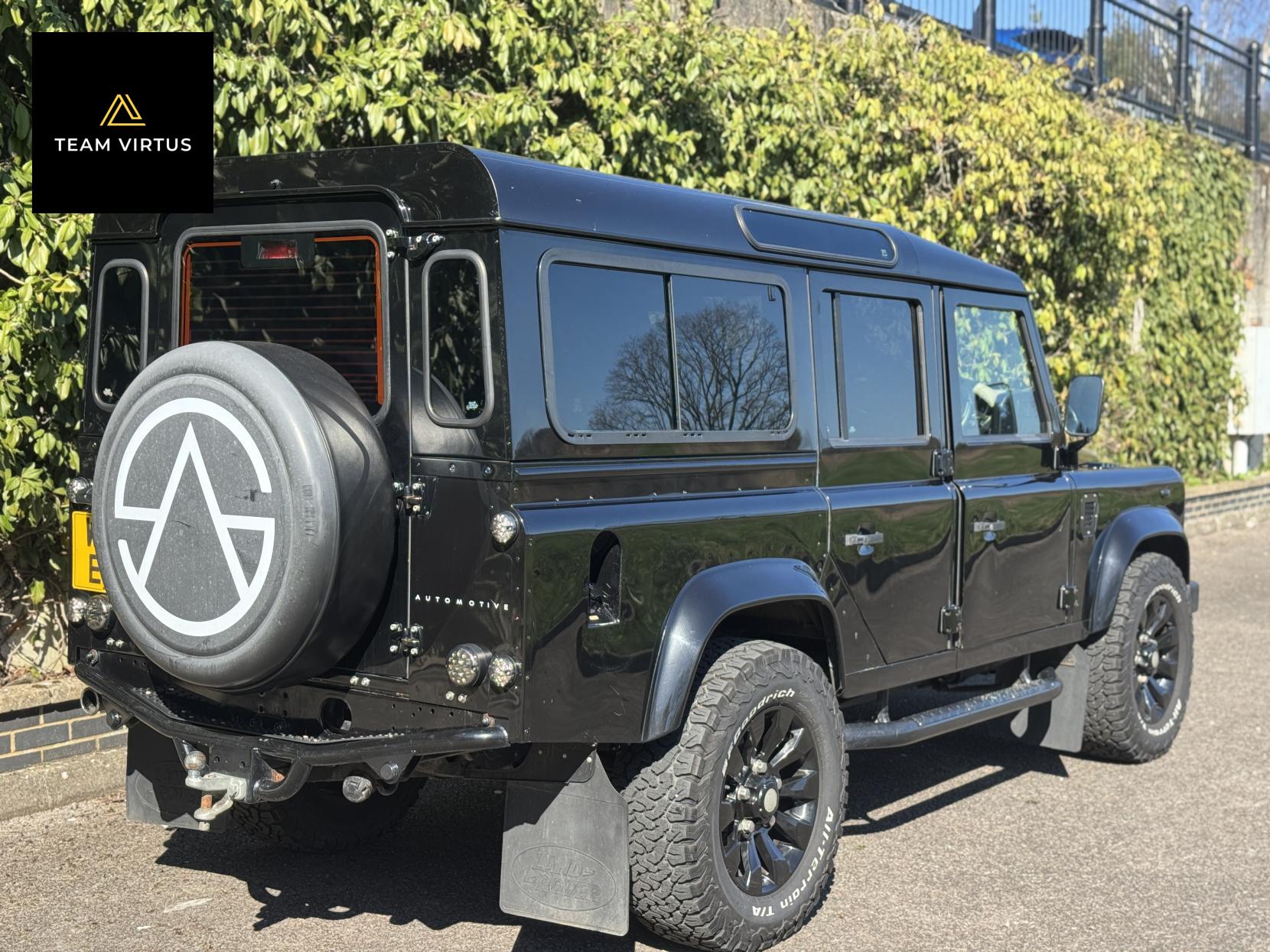 Land Rover Defender 110 2.2 TDCi XS Station Wagon Double Cab 5dr Diesel Manual 4WD MWB Euro 5 (122 ps)