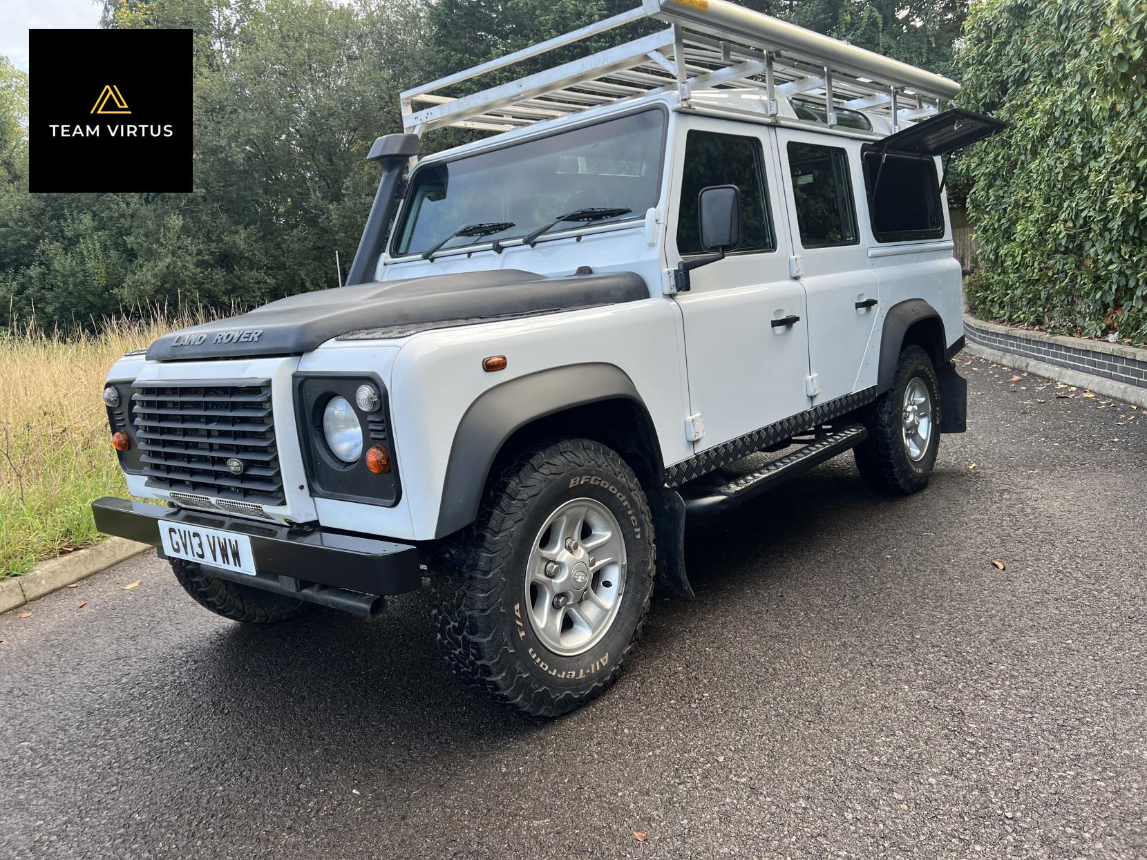 Land Rover Defender 110 2.2 TDCi XS Utility Wagon Double Cab 5dr Diesel Manual 4WD MWB Euro 5 (122 ps)