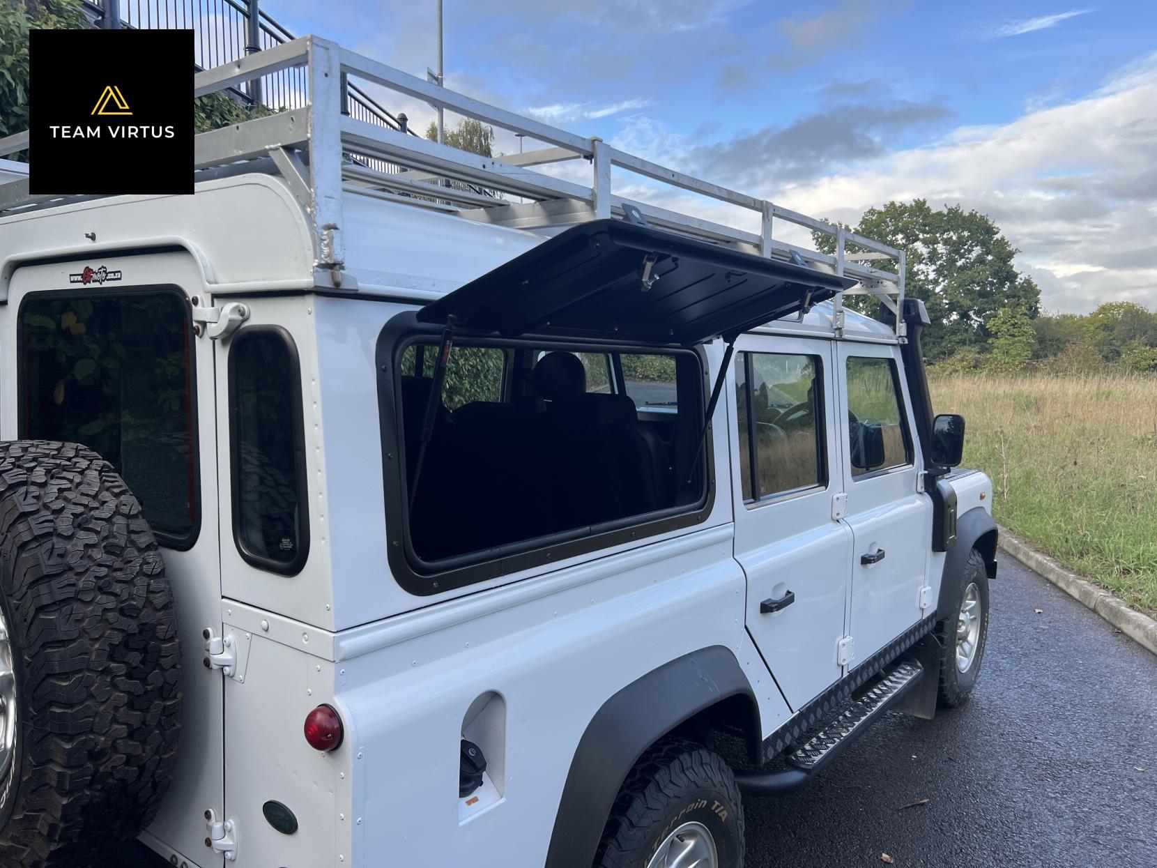 Land Rover Defender 110 2.2 TDCi XS Utility Wagon Double Cab 5dr Diesel Manual 4WD MWB Euro 5 (122 ps)