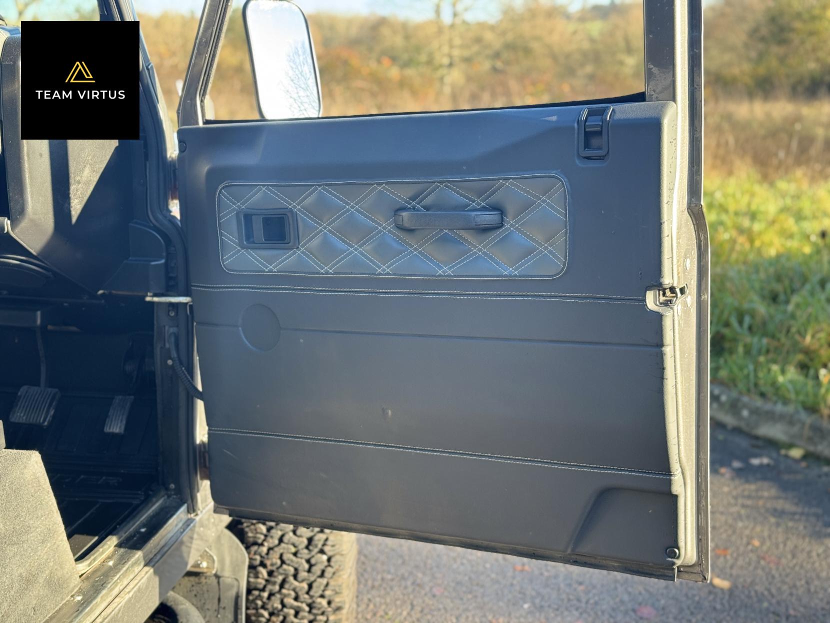 Land Rover Defender 90 2.4 TDCi XS Station Wagon 3dr Diesel Manual 4WD SWB Euro 4 (122 bhp)