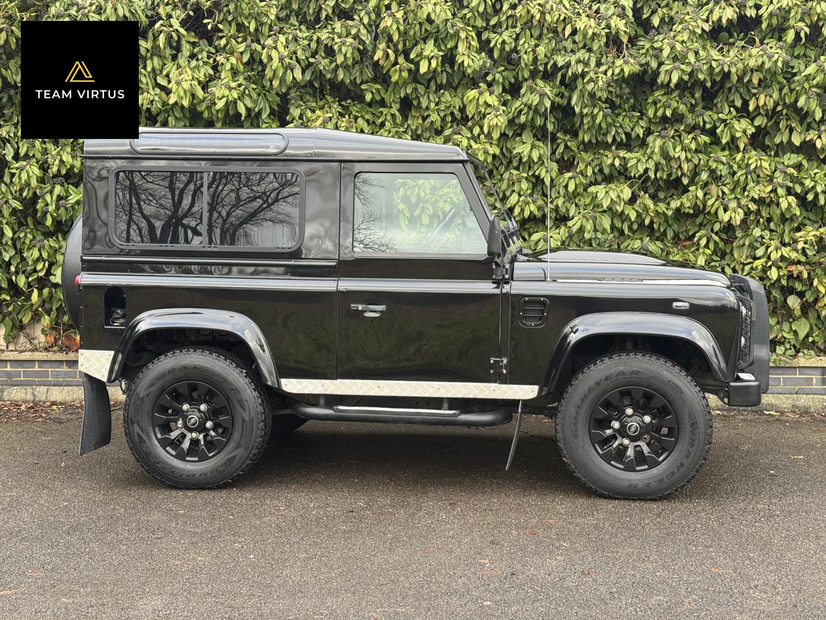Land Rover Defender 90 2.2 TDCi XS Station Wagon Double Cab 3dr Diesel Manual 4WD SWB Euro 5 (122 ps)