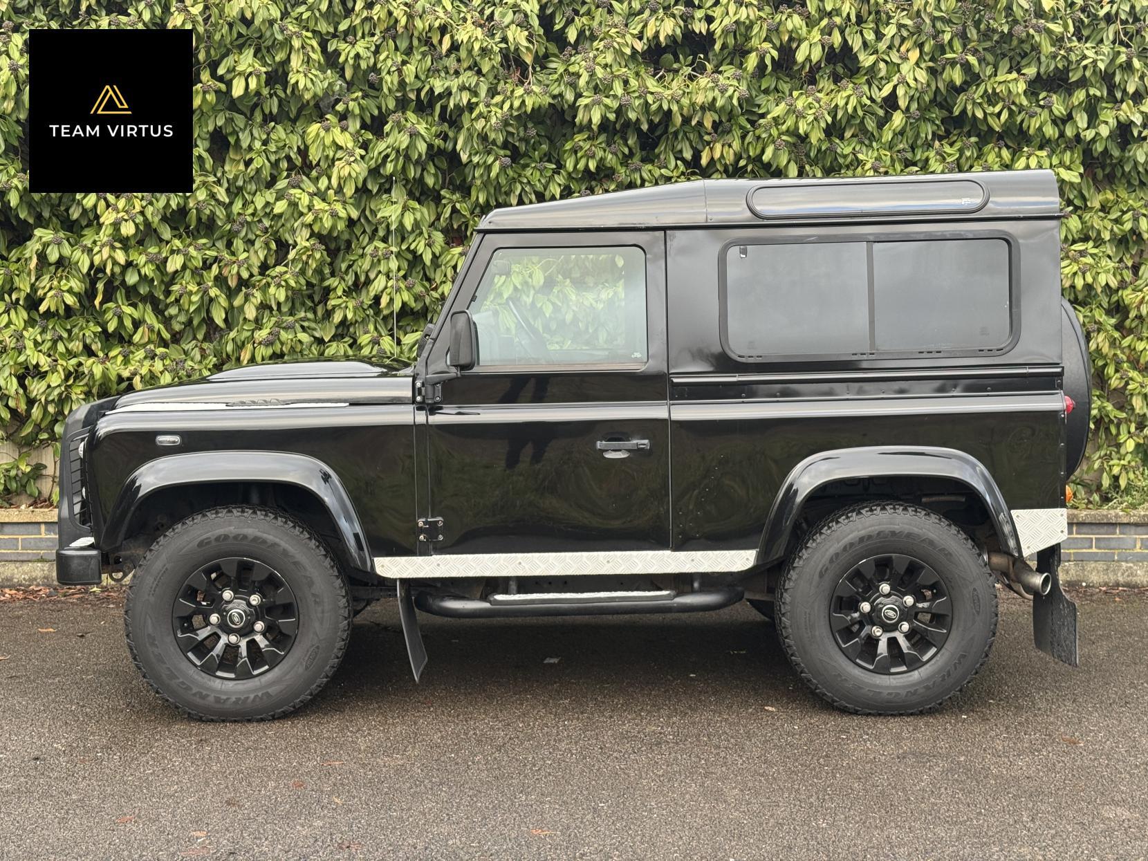 Land Rover Defender 90 2.2 TDCi XS Station Wagon Double Cab 3dr Diesel Manual 4WD SWB Euro 5 (122 ps)