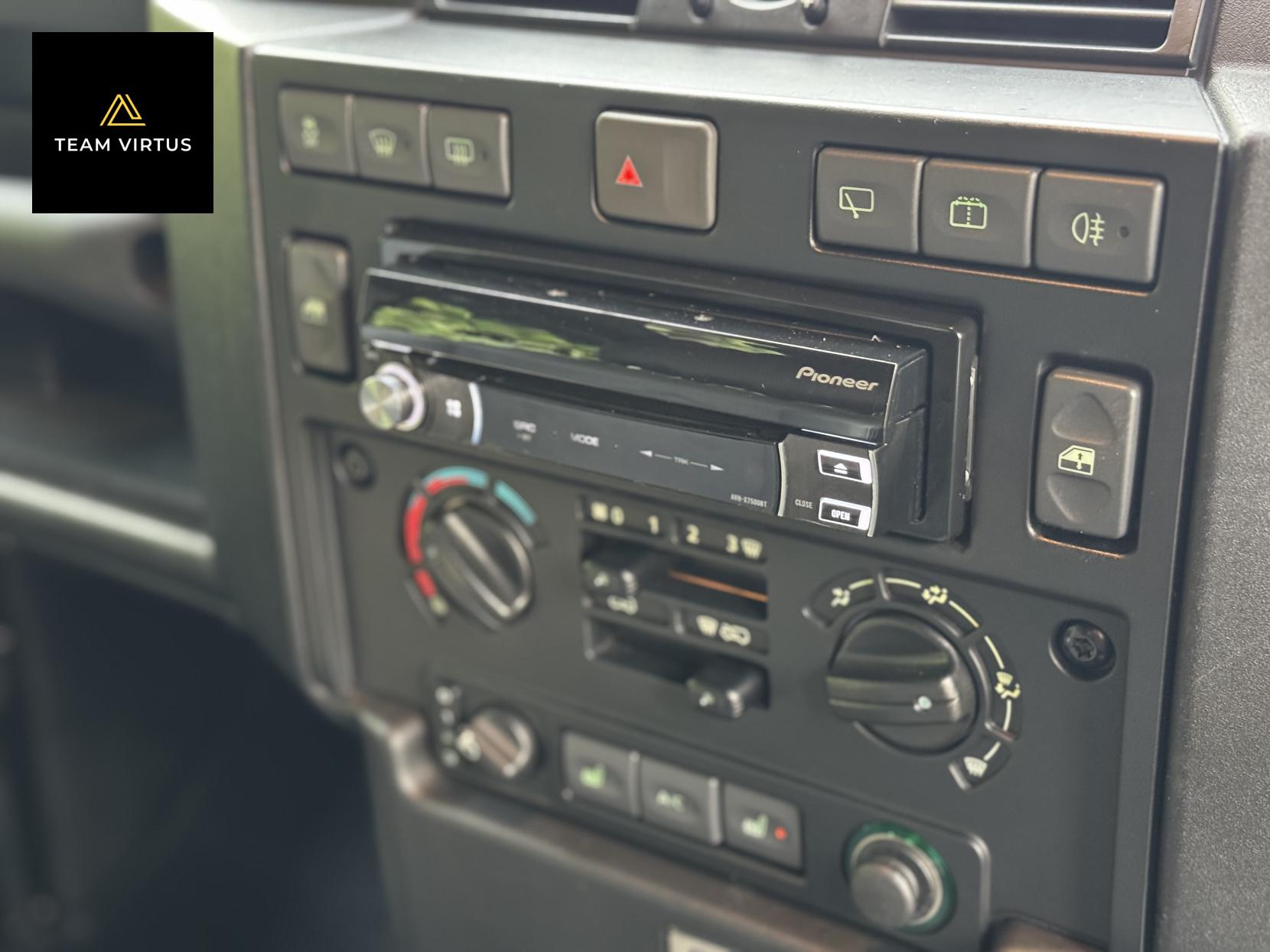 Land Rover Defender 110 2.2 TDCi XS Station Wagon Double Cab 5dr Diesel Manual 4WD MWB Euro 5 (122 ps)