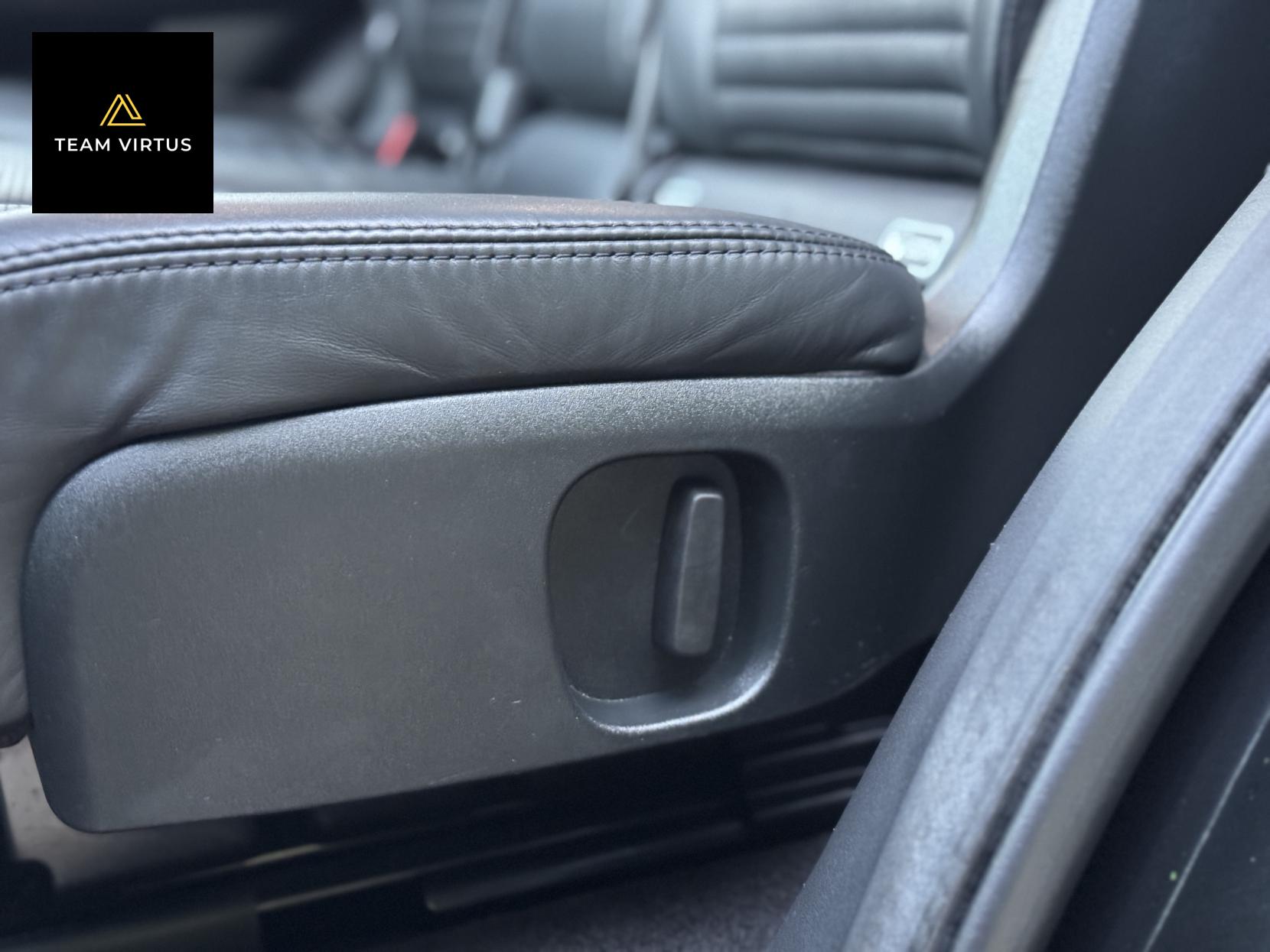 Land Rover Discovery 3.0 SD V6 HSE Luxury SUV 5dr Diesel Auto 4WD Euro 6 (s/s) (306 ps)