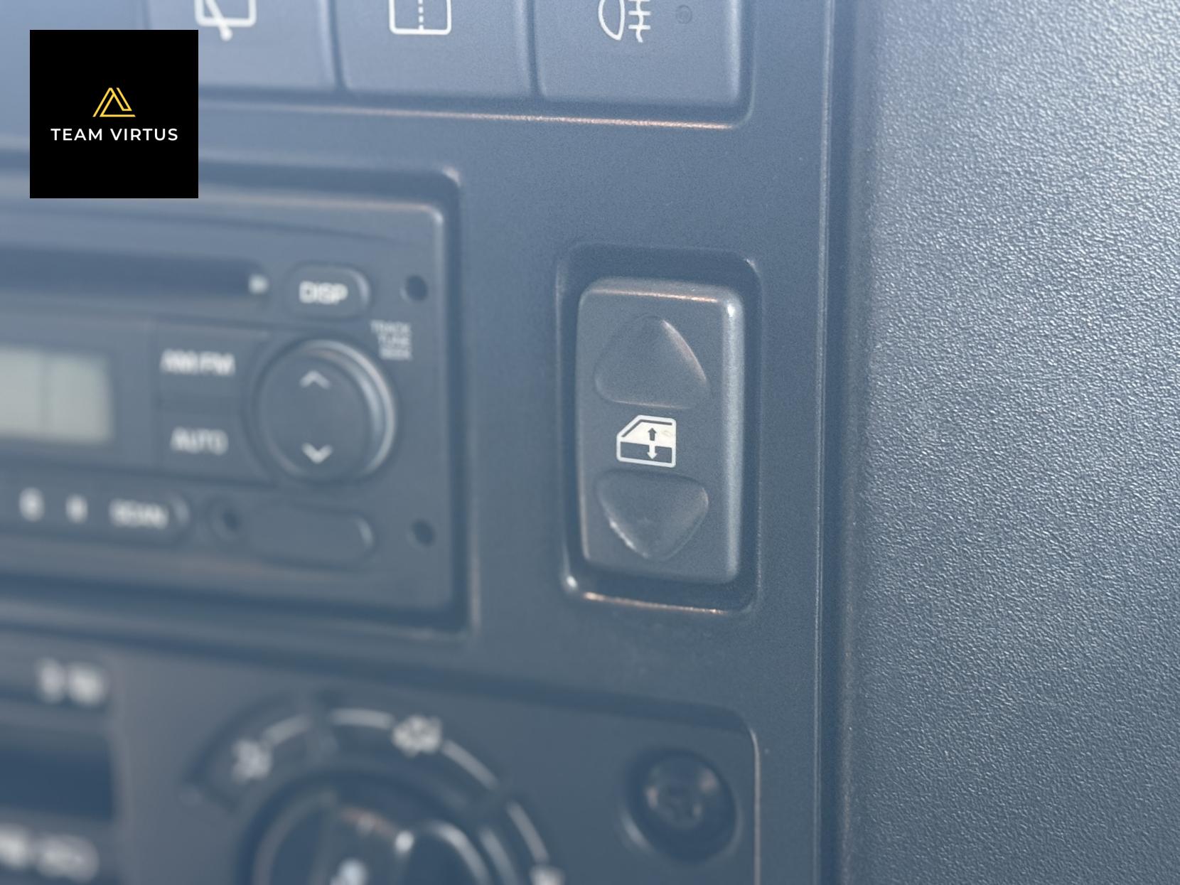 Land Rover Defender 110 2.4 TDCi XS Station Wagon 5dr Diesel Manual 4WD MWB Euro 4 (122 bhp)