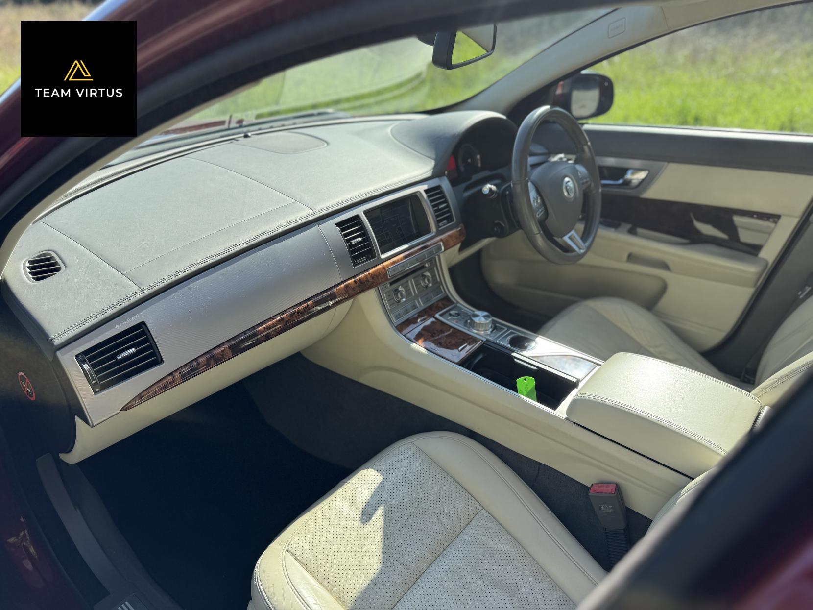 Jaguar XF 3.0 V6 Premium Luxury Saloon 4dr Petrol Auto Euro 4 (238 ps)