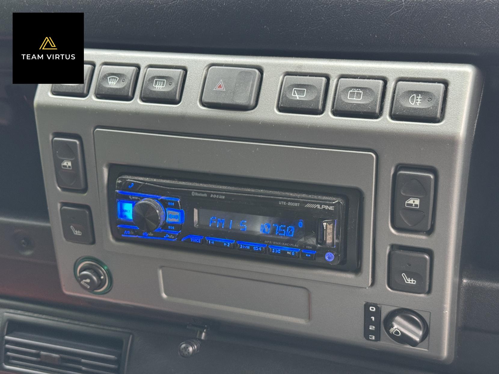 Land Rover Defender 90 2.5 TD5 XS Station Wagon 3dr Diesel Manual (282 g/km, 120 bhp)