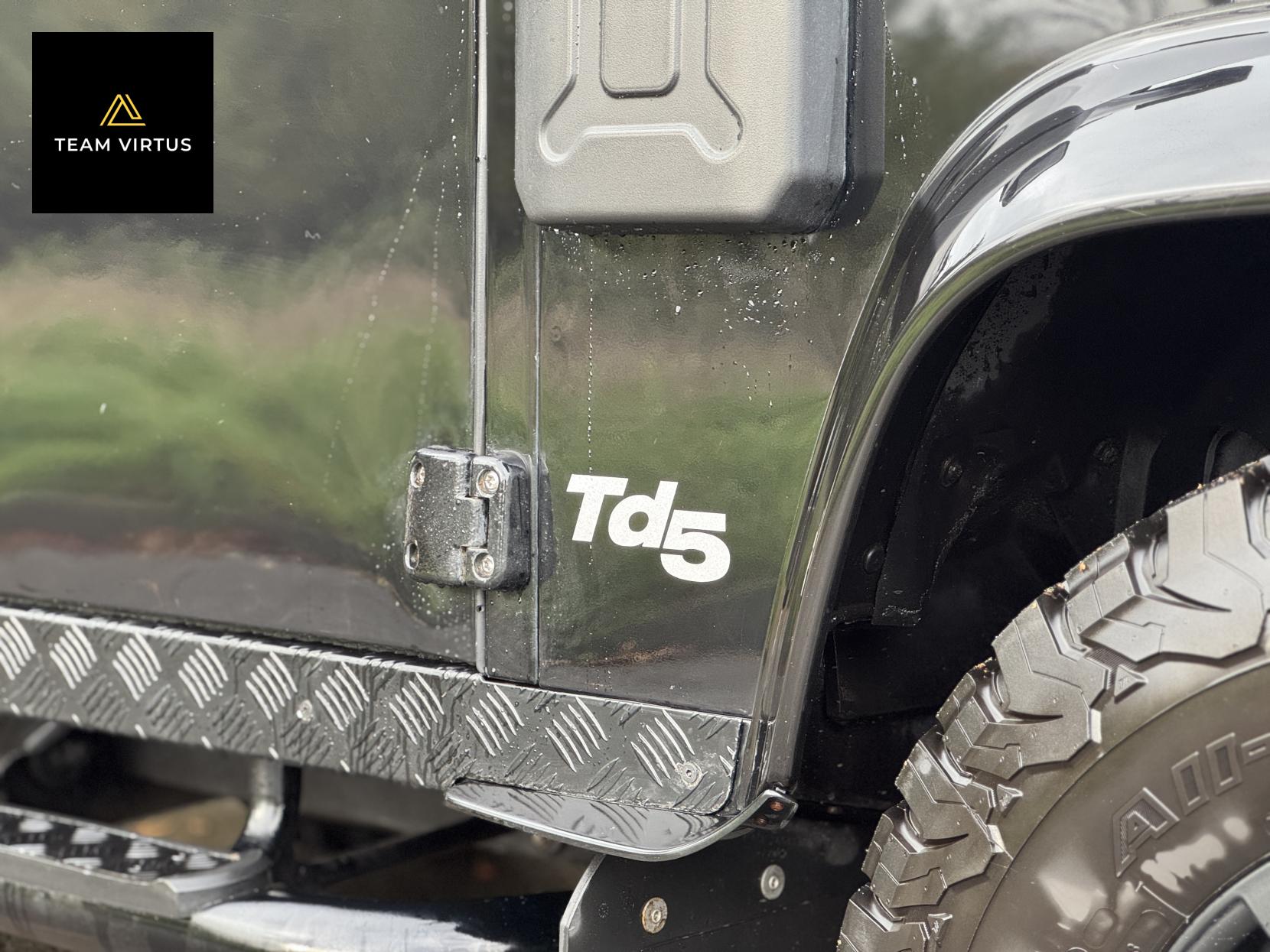 Land Rover Defender 90 2.5 TD5 XS Station Wagon 3dr Diesel Manual (282 g/km, 120 bhp)