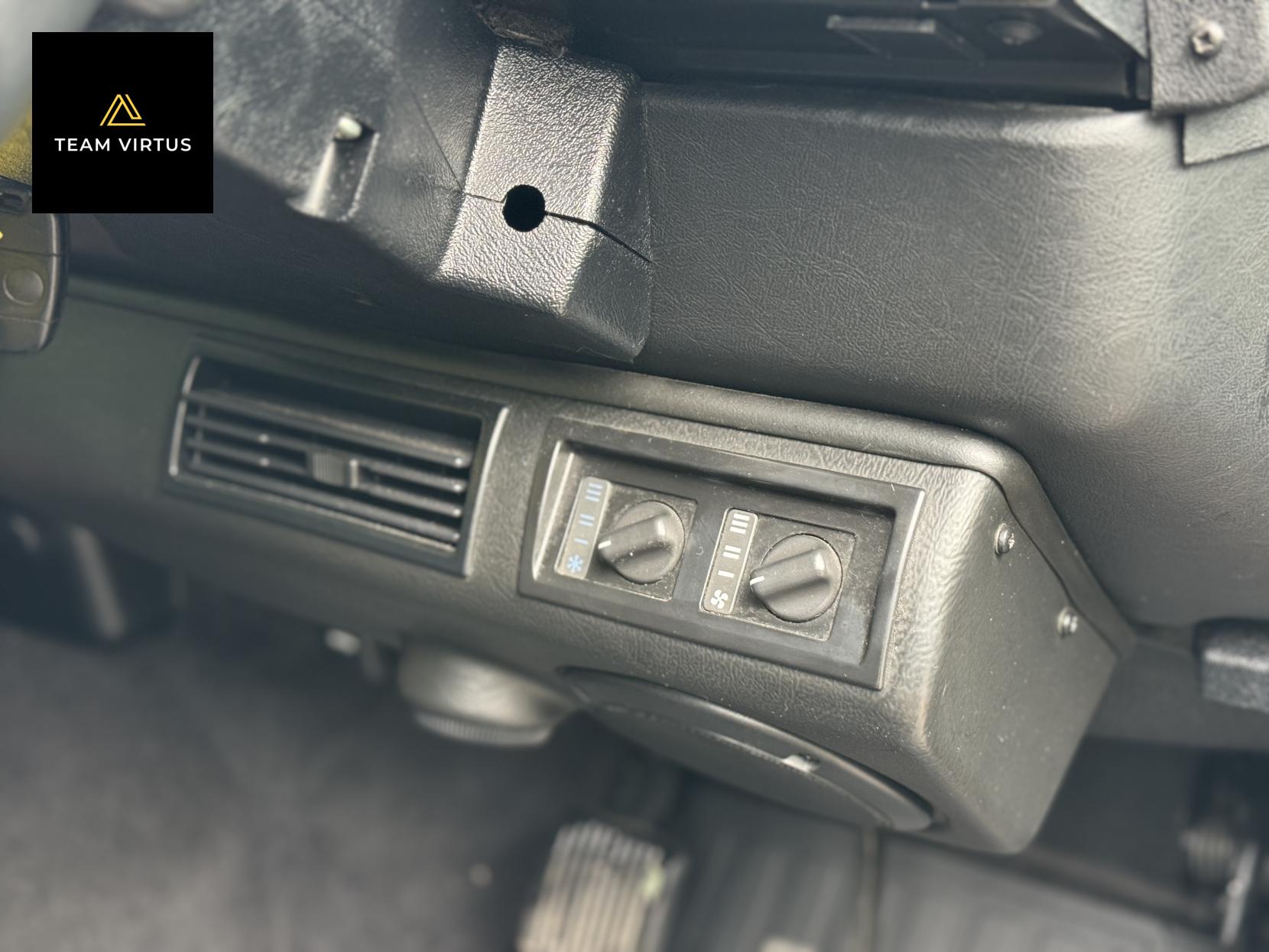 Land Rover Defender 90 2.5 TD5 XS Station Wagon 3dr Diesel Manual (282 g/km, 120 bhp)