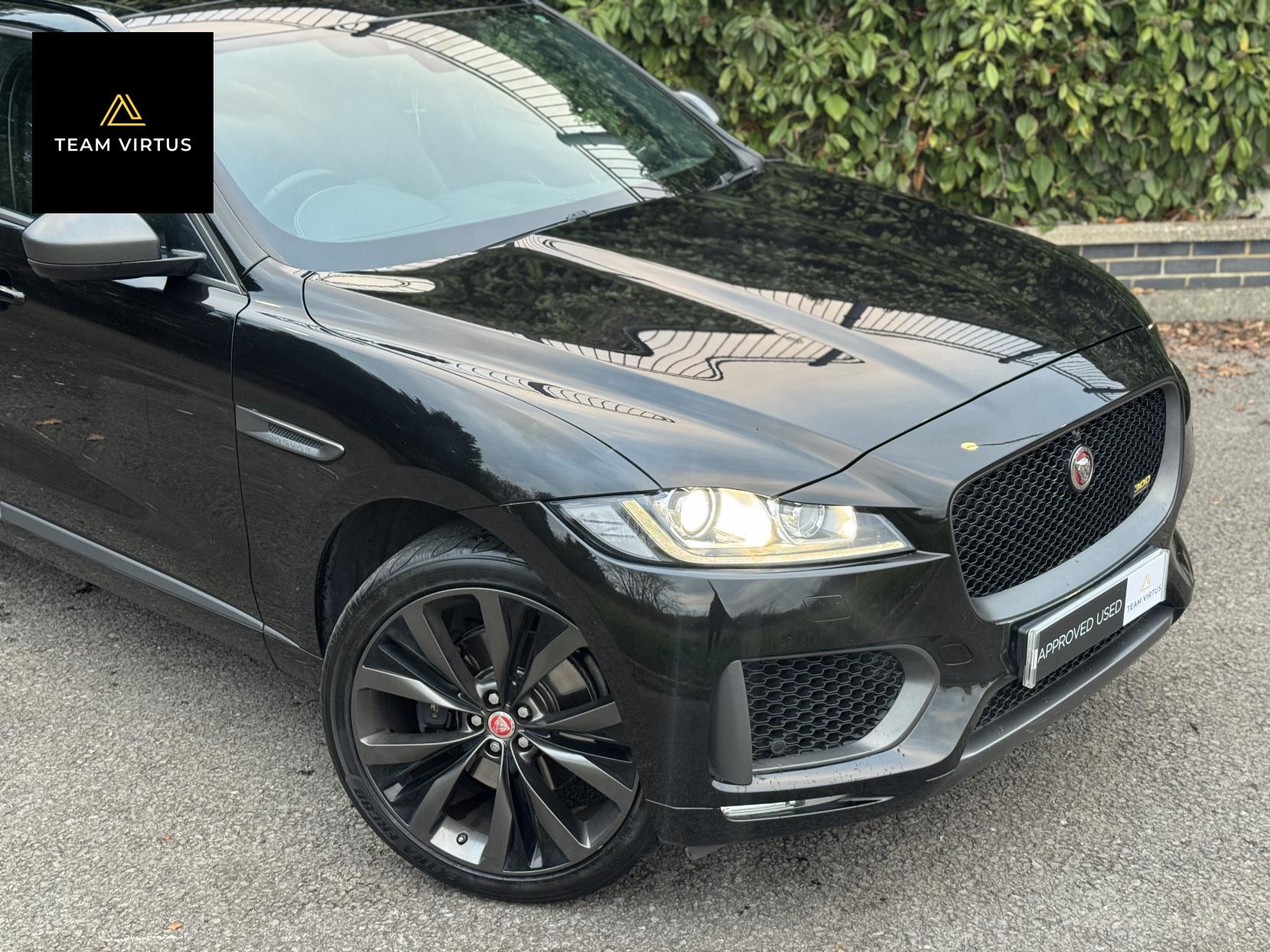 Jaguar F-PACE 2.0 P300 300 Sport SUV 5dr Petrol Auto AWD Euro 6 (s/s) (300 ps)