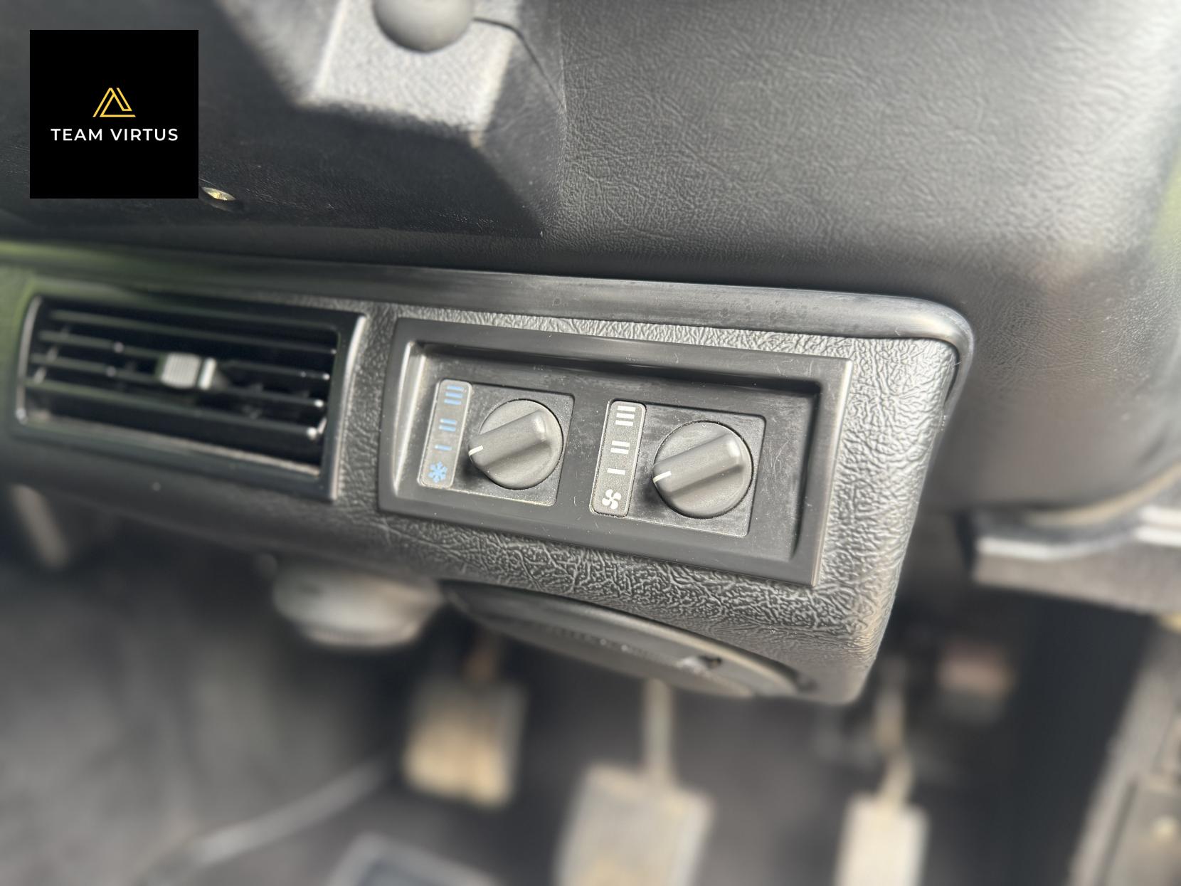 Land Rover Defender 90 2.5 XS SUV (1990 - 2007)