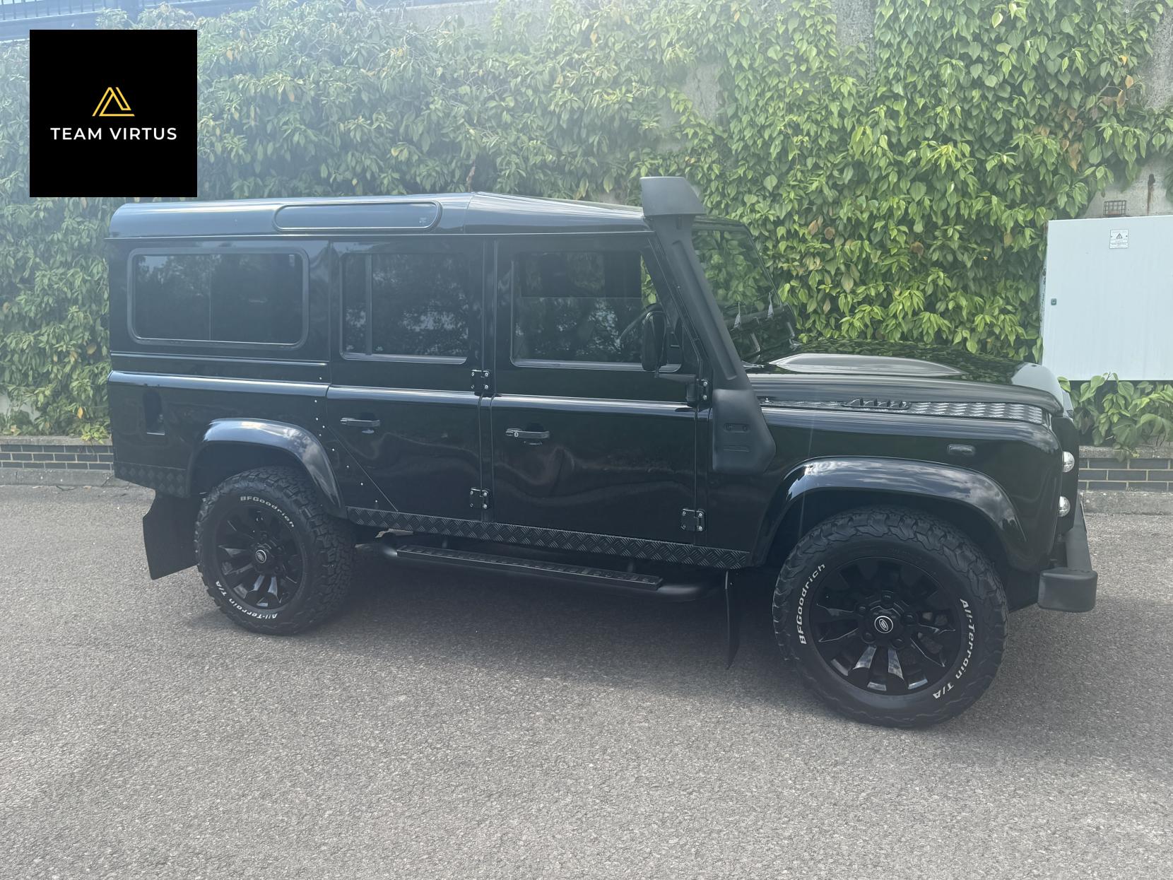 Land Rover Defender 110 2.2 TDCi XS SUV Double Cab 5dr Diesel Manual 4WD MWB Euro 5 (122 ps)