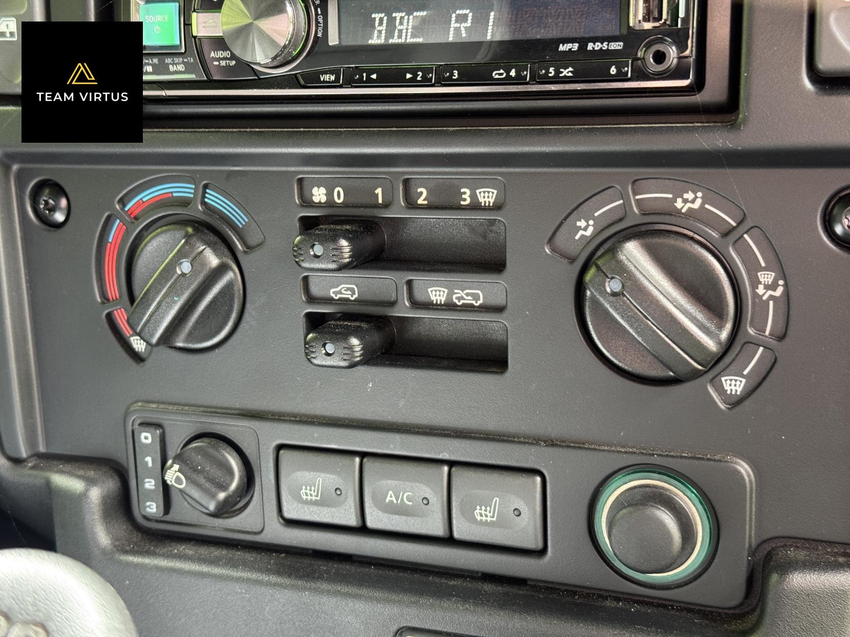 Land Rover Defender 110 2.2 TDCi XS Station Wagon Double Cab 5dr Diesel Manual 4WD MWB Euro 5 (122 ps)